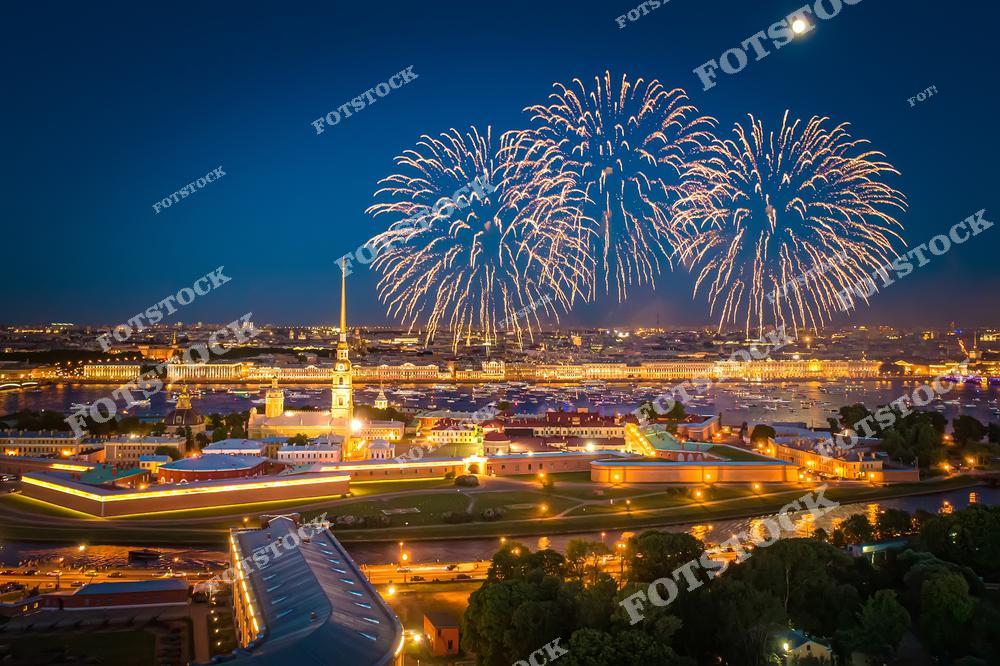 Фотография праздничного салюта в Санкт-Петербург, Россия, посвящённого Дню Победы. На фото запечатлена панорама ночного города с ярким фейерверком над Петропавловская крепость. Фотоснимок отражает торжественный салют в честь Победы и в память о снятии нацистской блокады Ленинграда. Огни фейерверка озаряют небо и воду, подчёркивая значимость события и историческую память. Это изображение символизирует воинскую славу, мужество и победу России.
